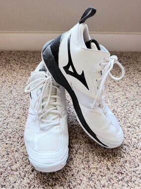 Mizuno Wave Momentum 2 Mid Volleyball Shoe, White/Black/Gold, Women’s 8